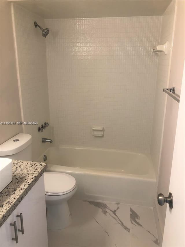 7443 Twin Sabal Dr, Miami Lakes FL 33014 - Miami Lakes, FL - Photo 6