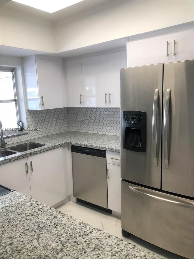 7443 Twin Sabal Dr, Miami Lakes FL 33014 - Miami Lakes, FL - Photo 3