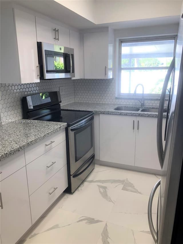 7443 Twin Sabal Dr, Miami Lakes FL 33014 - Miami Lakes, FL - Photo 4