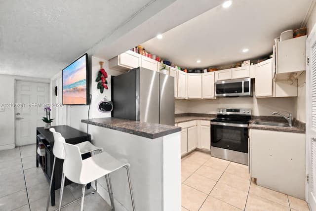 766 NW 42nd St, Oakland Park FL 33309 - Oakland Park, FL - Photo 7