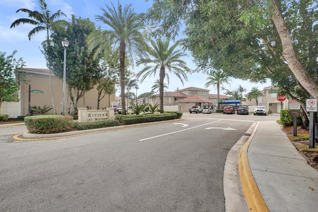 235 Riviera Circle, Weston FL 33326 - Weston, FL - Photo 3